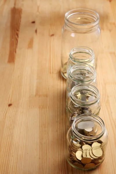 Moedas em frascos de vidro — Fotografia de Stock