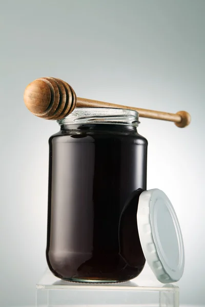 Tarro con miel y cazo — Foto de Stock