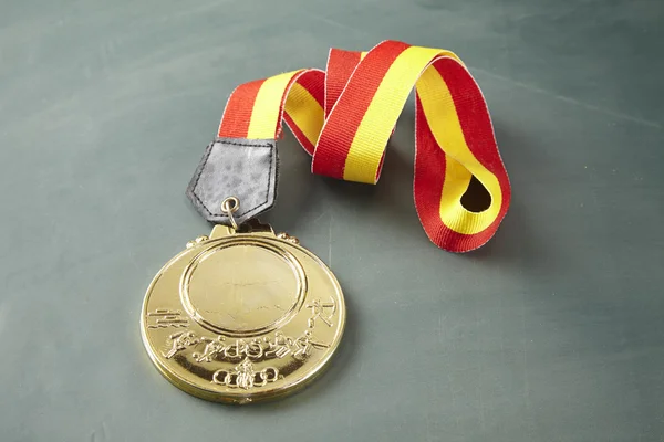 Χρυσό μετάλλιο με κορδέλα — Φωτογραφία Αρχείου