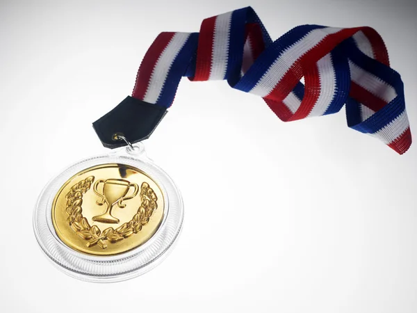 Золотая медаль с трофеем — стоковое фото