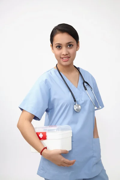 Médico con botiquín portátil —  Fotos de Stock