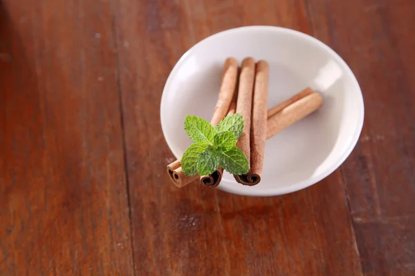 Menthe et cannelle sur la table — Photo