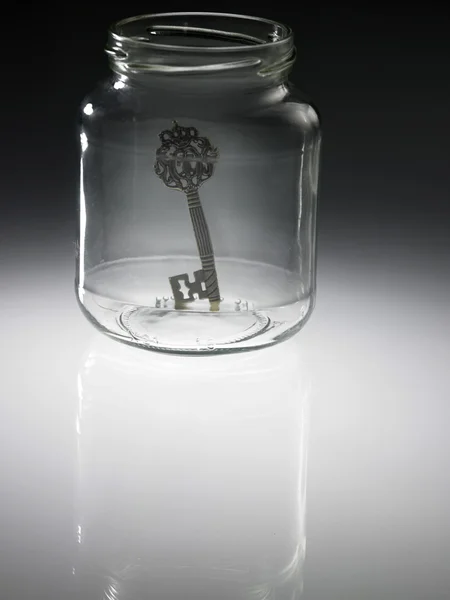 Key in the empty jar — Stock Photo, Image
