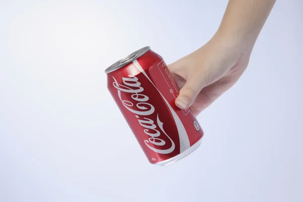 Hand holding coca cola — Stock Photo, Image