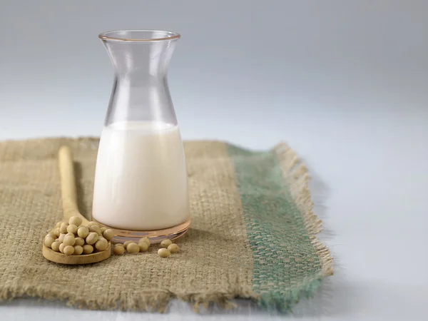 Соєві боби з молоком — стокове фото