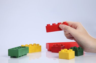 plastik bir blok tutan el