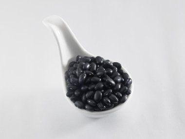 beyaz daire içinde siyah fasulye 