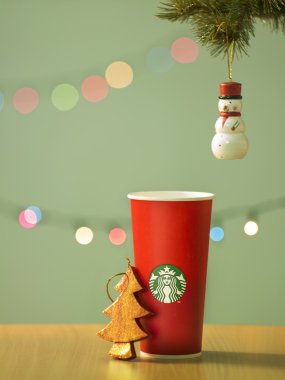 Starbuck'ın kırmızı kağıt bardak