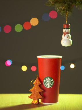 Starbuck'ın kırmızı kağıt bardak