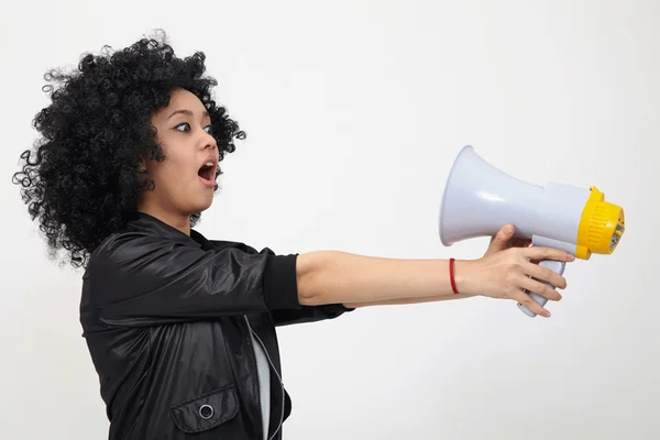 Menina indiana na peruca e com megafone — Fotografia de Stock