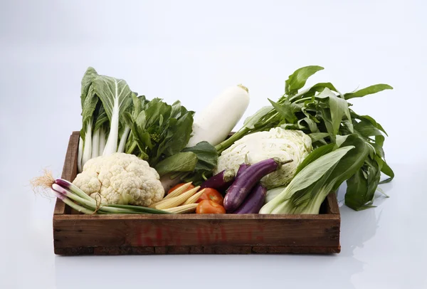 Warzywa w drewniane pudełko — Zdjęcie stockowe