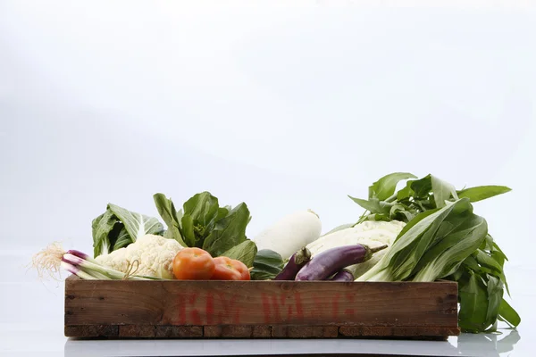 Warzywa w drewniane pudełko — Zdjęcie stockowe