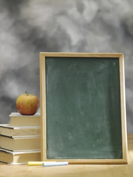 Pizarra en blanco y libros — Foto de Stock