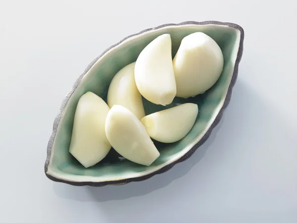 Peeled garlic in bowl — Stock Photo, Image