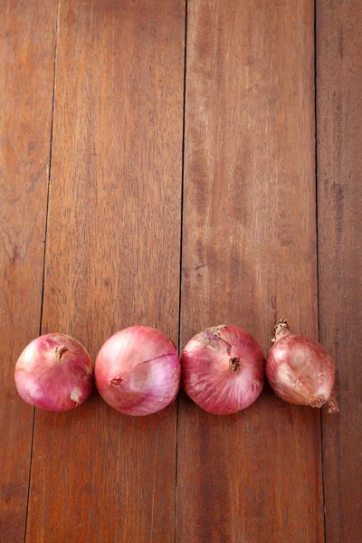 Suche cebule na stole — Zdjęcie stockowe