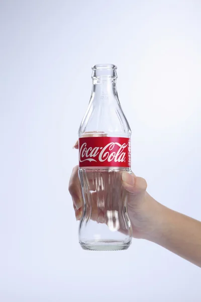 Houden van lege coca cola — Stockfoto