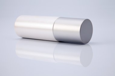 Gümüş kap ile kozmetik şişe