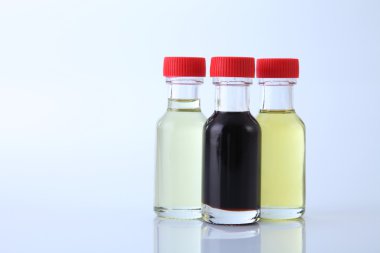 Üç şişe gıda renklendirme