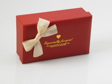 Kırmızı hediye kutusu  