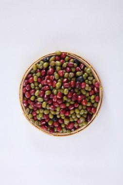 kırmızı yeşil ve siyah fasulye
