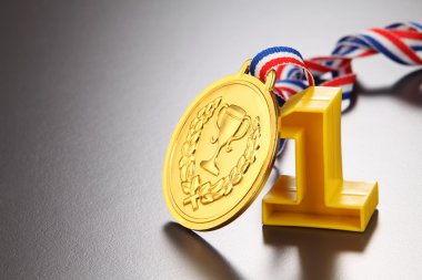 Kupa ile altın madalya