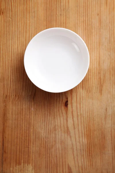 Одна пустая тарелка — стоковое фото