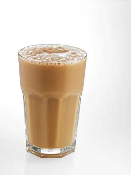 Herbata z mlekiem w szkle — Zdjęcie stockowe