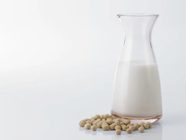 Молоко з соєвими бобами — стокове фото