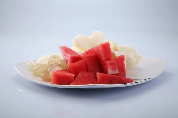 Sliced fruits on plate — Stock Photo, Image