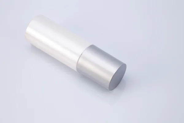 Garrafa cosmética com tampa de prata — Fotografia de Stock