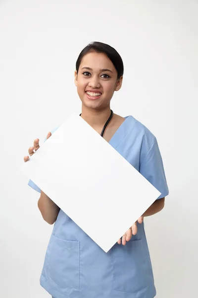 Perawat memegang plakat — Stok Foto
