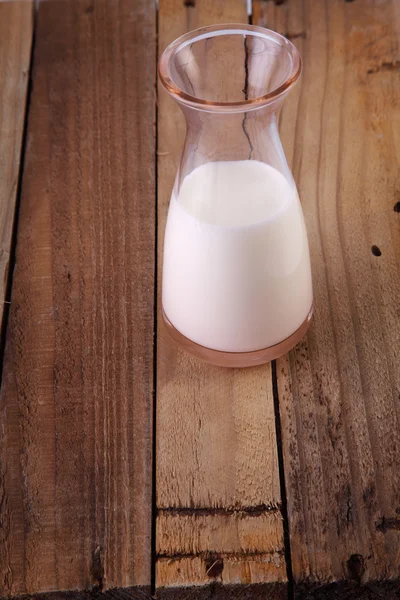 Свежее молоко в стеклянной бутылке — стоковое фото