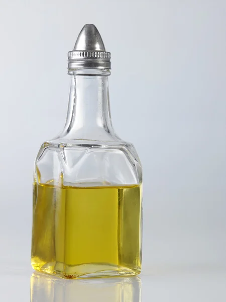 Бутылка масла на белом — стоковое фото