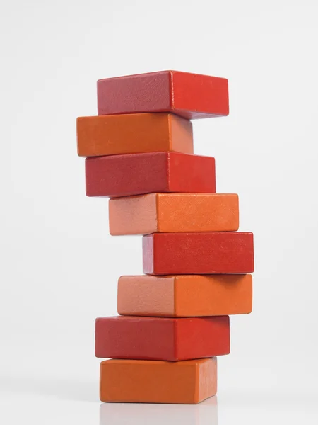 Pilha de blocos de madeira vermelha — Fotografia de Stock