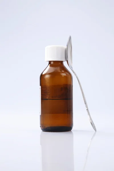 Medicina liquida in bottiglia marrone — Foto Stock