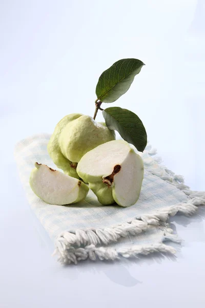 Green quavas with leaves — Stock Photo, Image