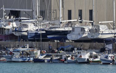 İtalya, Sicilya, Akdeniz, Marina di Ragusa; 19 Şubat 2016, ahşap balıkçı tekneleri ve Lüks Yatlar karada Marina - editoryal bir tersane içinde
