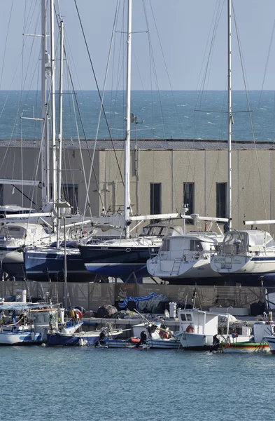 Italië, Sicilië, Middellandse Zee, Marina di Ragusa; 19 februari 2016, jachten houten vissersboten en luxe aan wal in een bouwwerf in de jachthaven - redactie — Stockfoto