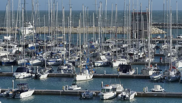 Италия, Сицилия, Средиземное море, Marina di Ragusa; 20 февраля 2016, лодки и роскошные яхты в гавани - РЕДАКЦИЯ — стоковое фото