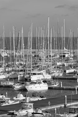 İtalya, Sicilya, Akdeniz, Marina di Ragusa; 21 Şubat 2016, tekneler ve Lüks Yatlar marina - Editörden