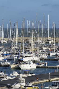 İtalya, Sicilya, Akdeniz, Marina di Ragusa; 21 Şubat 2016, tekneler ve Lüks Yatlar marina - Editörden