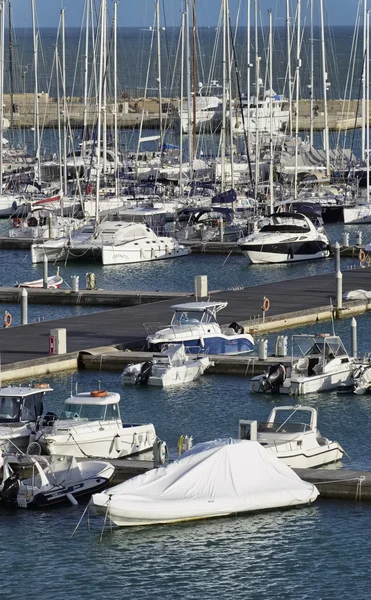 Italien, Sizilien, Mittelmeer, Marina di ragusa; 21. Februar 2016, Boote und Luxusyachten in der Marina - Leitartikel — Stockfoto