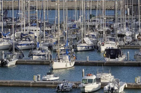 Italien, Sizilien, Mittelmeer, Marina di ragusa; 21. Februar 2016, Boote und Luxusyachten in der Marina - Leitartikel — Stockfoto