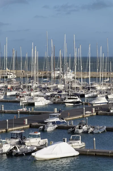 Italien, Sicilien, Medelhavet, Marina di Ragusa; 21 februari 2016, yachter båtar och lyxiga i marina - ledare — Stockfoto