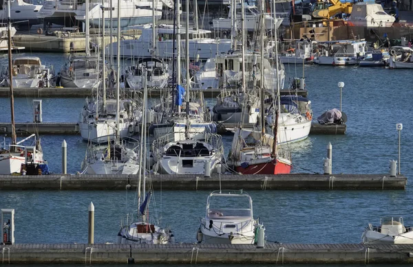 Itália, Sicília, Mar Mediterrâneo, Marina di Ragusa; 21 Fevereiro 2016, barcos e iates de luxo na marina - EDITORIAL — Fotografia de Stock