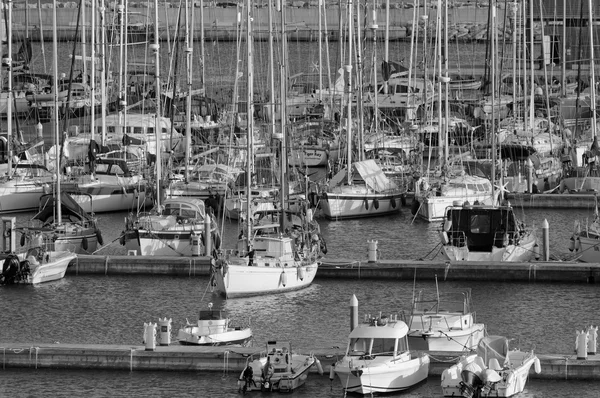 Ιταλία, Σικελία, στη Μεσόγειο θάλασσα, Marina di Ραγκούσα? 21 Φεβρουαρίου 2016, βάρκες και Πολυτελή σκάφη στη Μαρίνα - συντακτική — Φωτογραφία Αρχείου