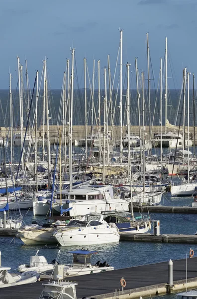 意大利的西西里岛，地中海，玛丽娜迪拉古;2016 年 2 月 21 日，船和豪华游艇在码头-社论 — 图库照片