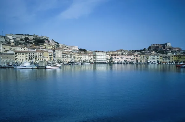 Italy, Tuscany, Tyrrhenian Sea, Elba Island, view of Porto Azzurro port - FILM SCAN — Stock Photo, Image