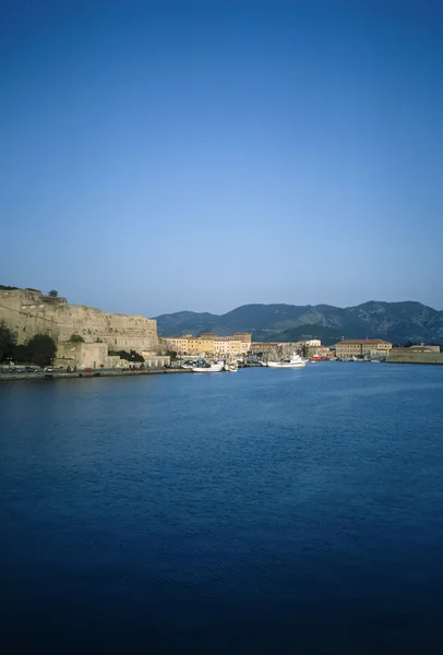 Itálie, Toskánsko, Tyrhénské moře, ostrov Elba, pohled z přístavu Porto Azzurro - Film Scan — Stock fotografie