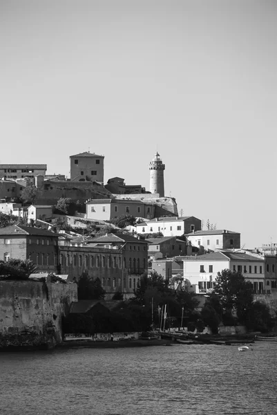 Italië, Toscane, Tyrrheense Zee, eiland Elba, uitzicht op Portoferraio van de zee - Film scannen — Stockfoto